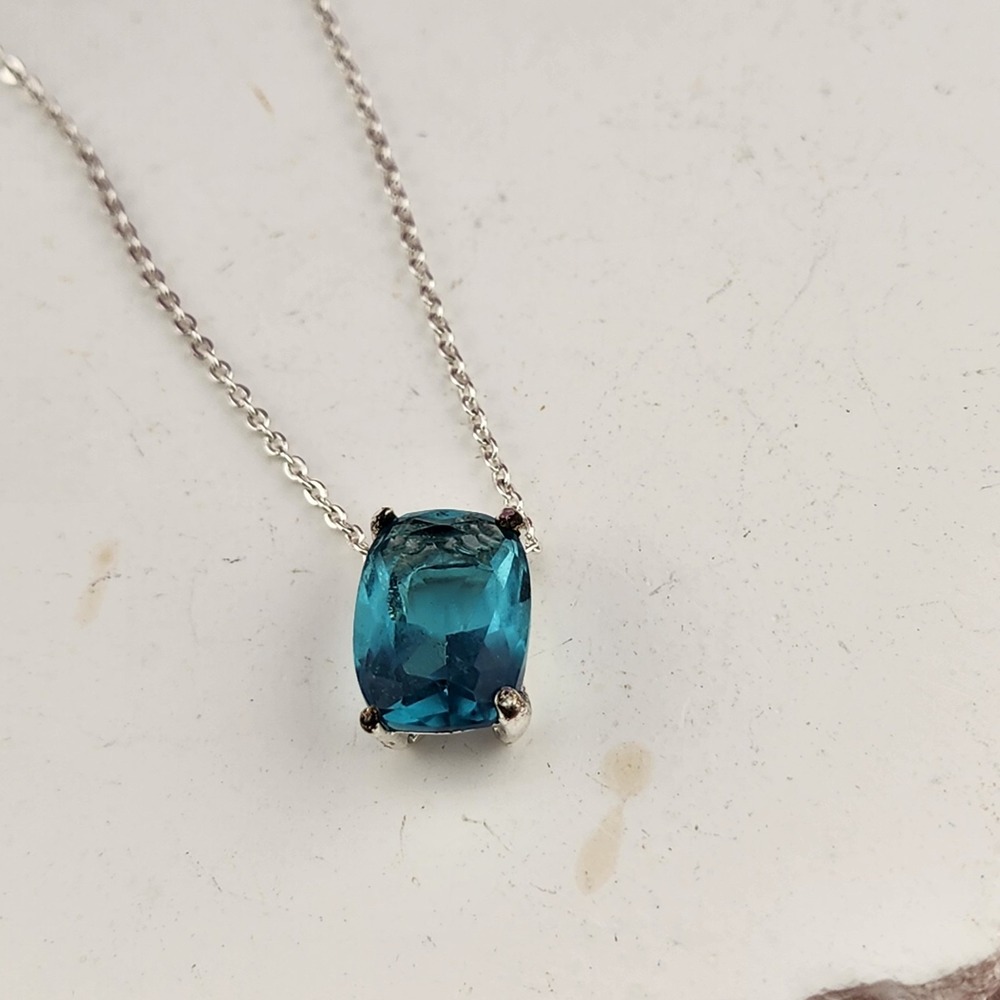 Vintage Avon NR Blue Glass Cushion Cut Pendant Silver Tone Necklace Gift